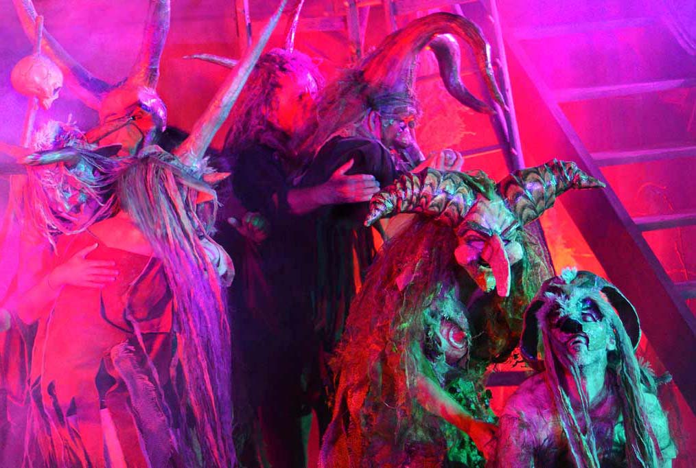 Rudel-Kopulieren beim Hexensabbat