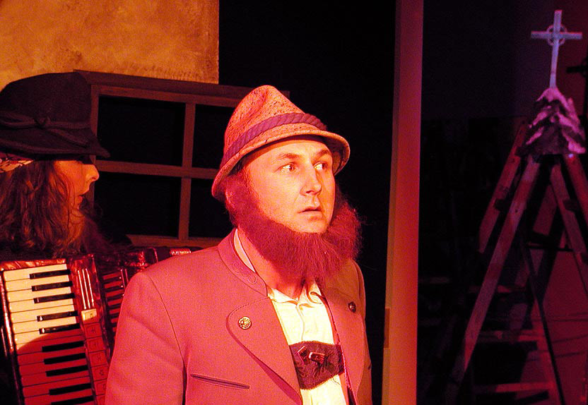 Szene mit Gipgelkreuz